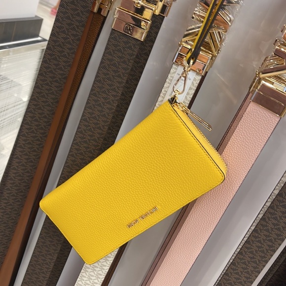 Michael Kors Jet Set Travel Large Travel CONTINENTAL 
BUTTER NWT - Picture 15 of 16